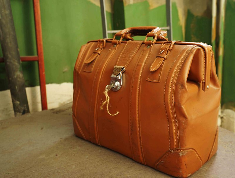 European treasure hunt antique bag-50s brown leather doctor bag suitcase bag - กระเป๋าถือ - หนังแท้ สีนำ้ตาล