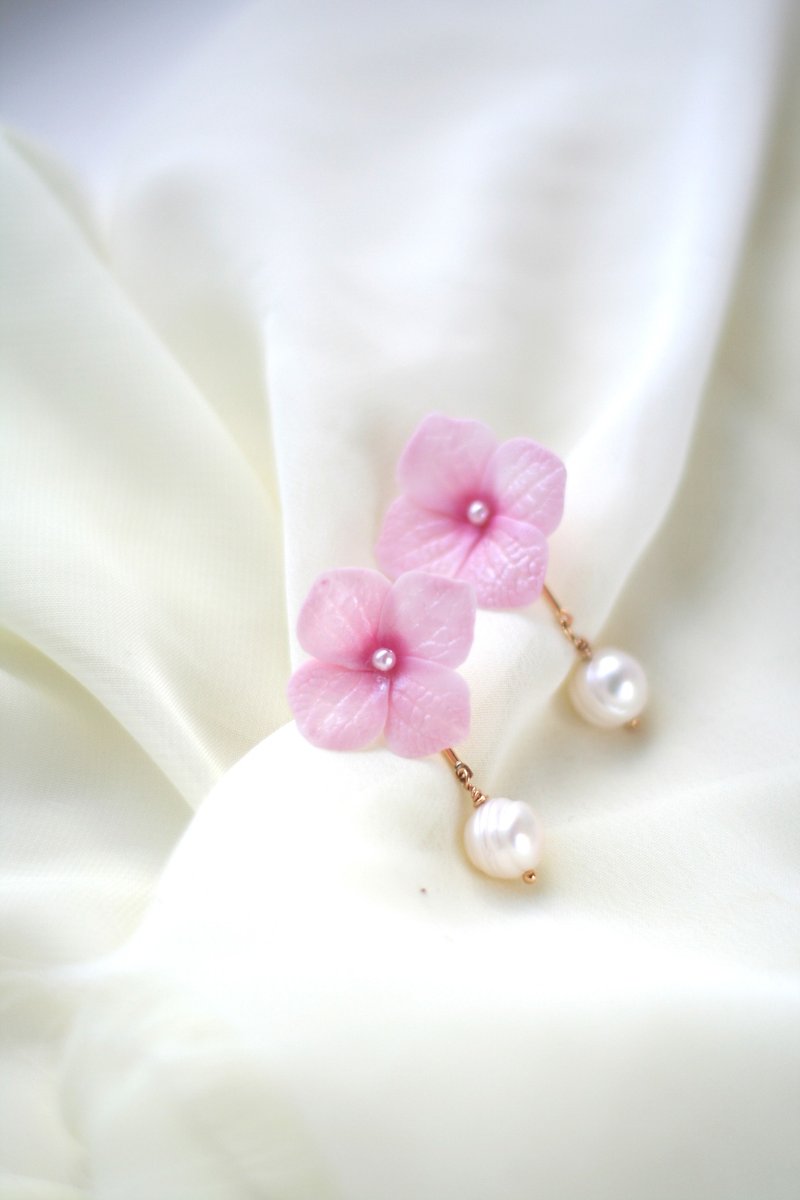 Pink Hydrangea Earrings, Flower earrings, Clay Floral Earrings Handmade Clip on - ต่างหู - ดินเหนียว สีม่วง