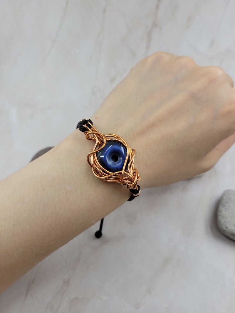 Blue light labradorite copper hand-wound bracelet - สร้อยข้อมือ - คริสตัล 