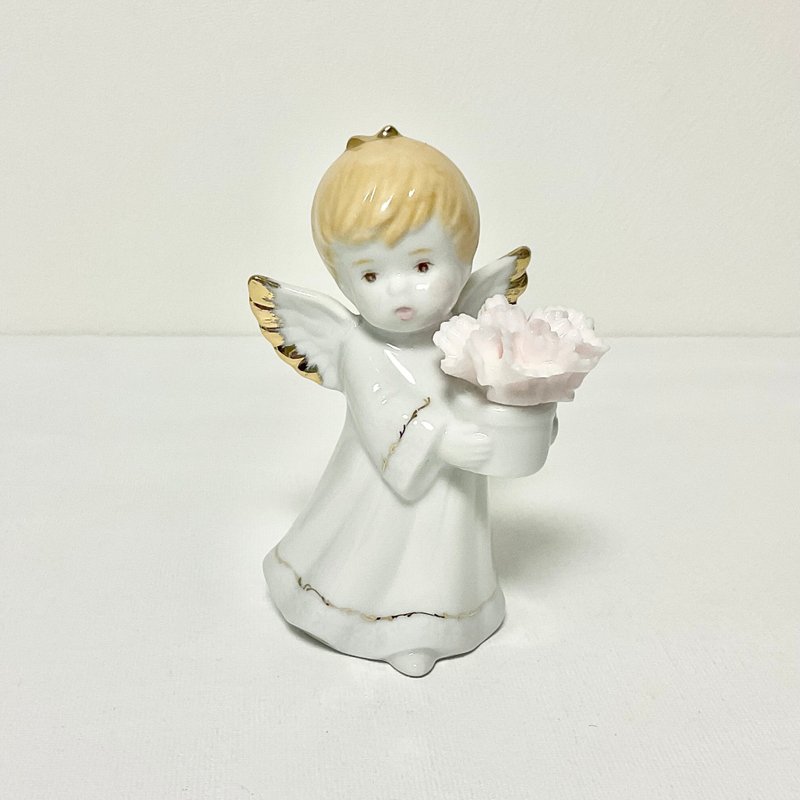 Porcelain Angel figurine holding a carnation - ของวางตกแต่ง - เครื่องลายคราม ขาว