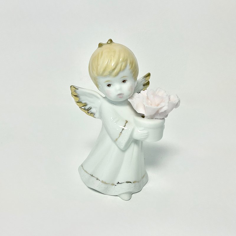 カーネーションを抱えた天使のフィギュリン - 擺飾/家飾品 - 瓷 白色