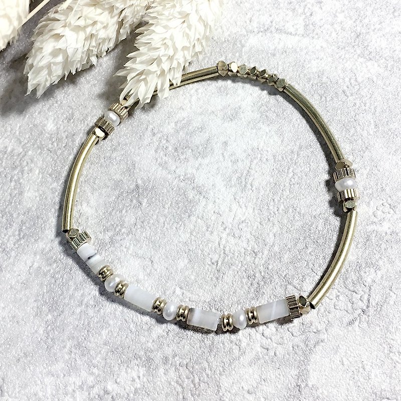 VIIART. Flashing-white. Agate pearl bracelet Bronze - Bracelets - Other Metals White