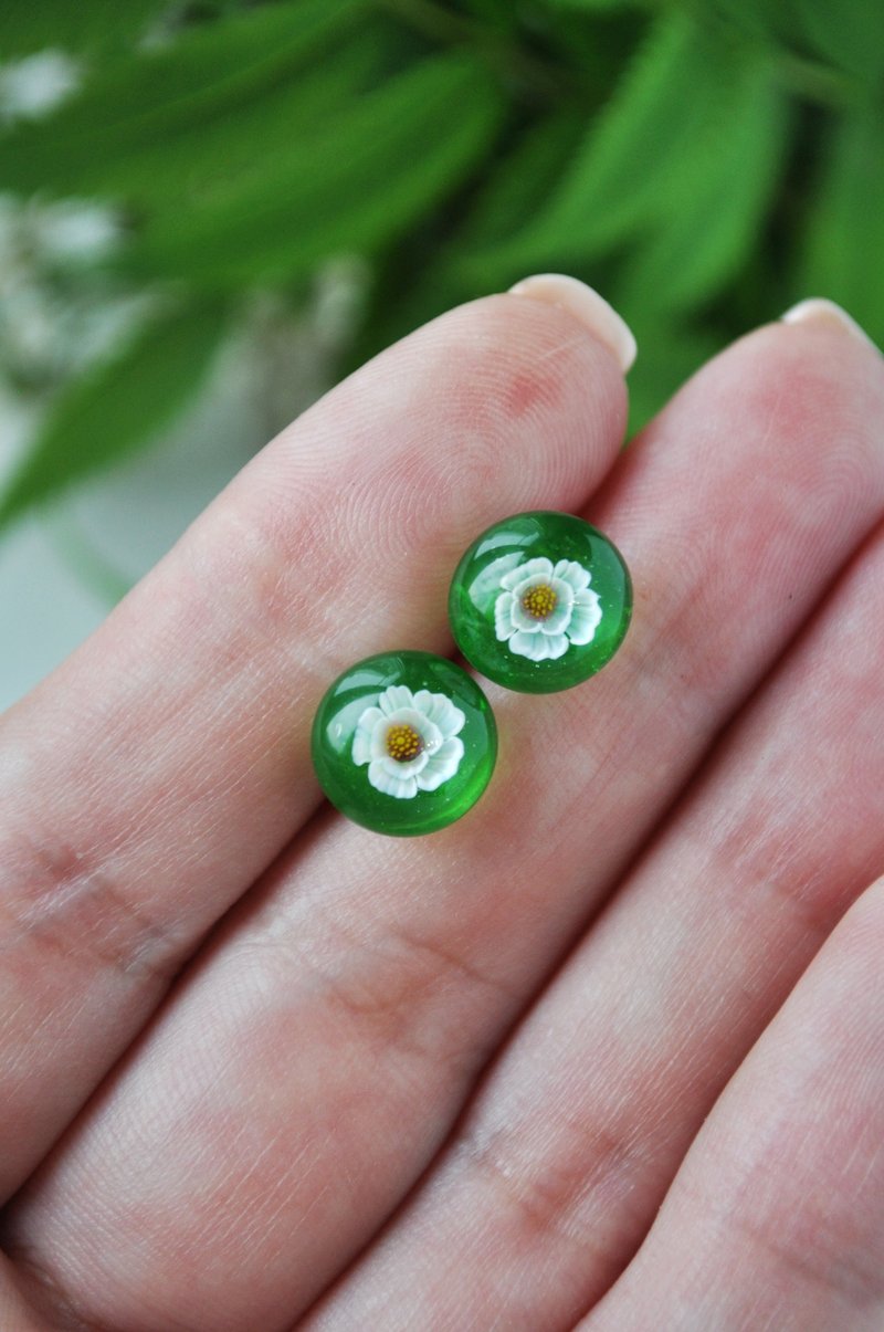 Small earrings for girl Flower ear studs Little gift for sister mom girlfriend - 耳環/耳夾/耳骨夾 - 玻璃 白色