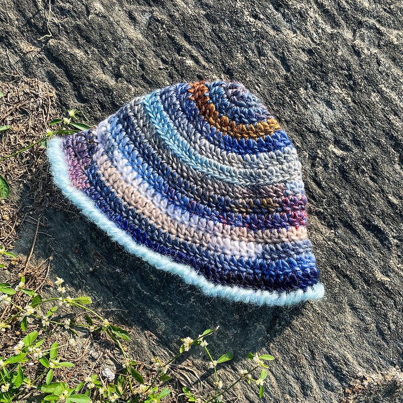 Color block crochet bucket hat – Interstellar Odyssey - หมวก - ขนแกะ หลากหลายสี
