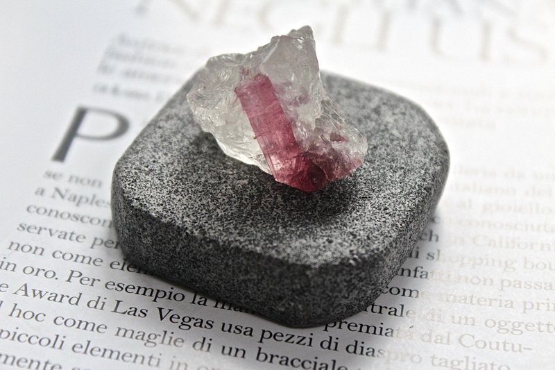 Stone planted SHIZAI ▲ white crystal pink tourmaline symbiotic ore (with stand) ▲ - Items for Display - Paper Pink