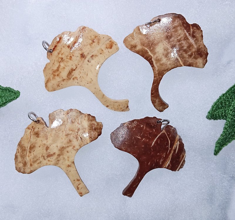 イチョウの葉キーホルダー、ココナッツシェル（ランダムカラー） - キーホルダー・キーケース - 木製 ブラウン