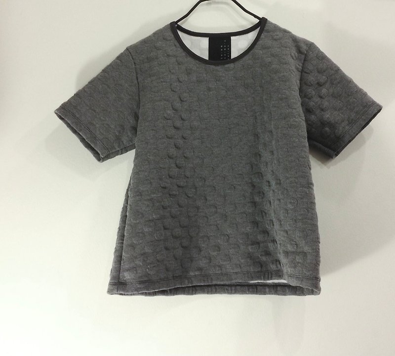 エンボスポルカドット - 柔らかい厚手生地のトップシャツ//グレー - ニット・セーター - その他の素材 グレー
