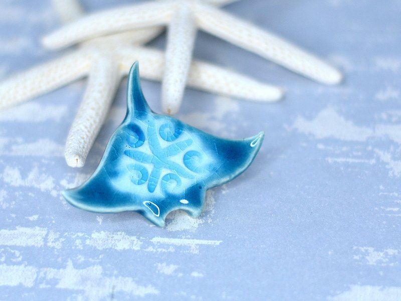Manta ray ceramic pin brooch - 胸針/心口針 - 黏土 藍色