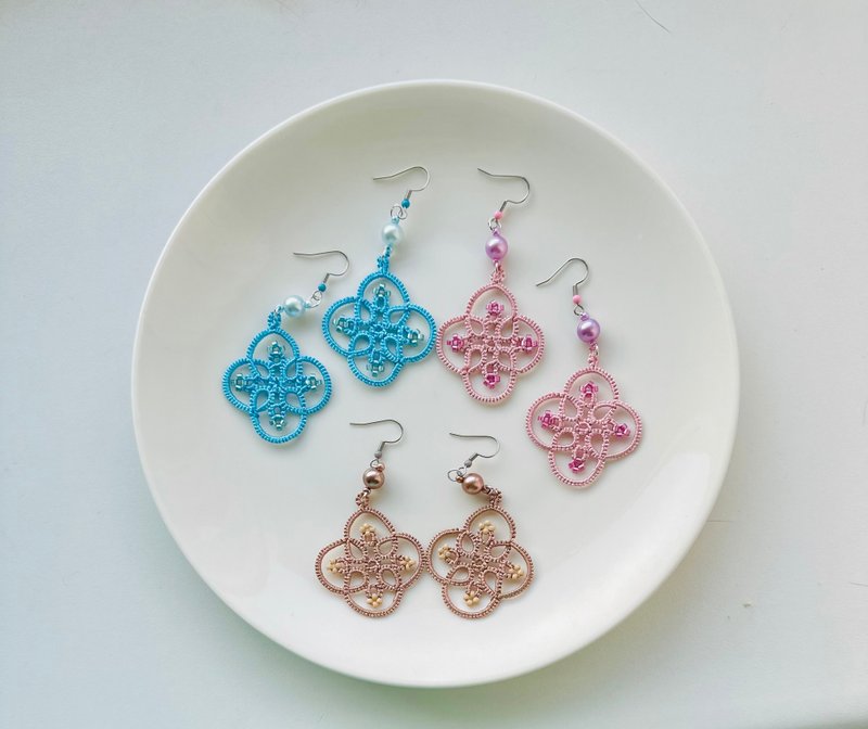 Simple rhombus earrings with beads. - 耳環/耳夾/耳骨夾 - 繡線 多色