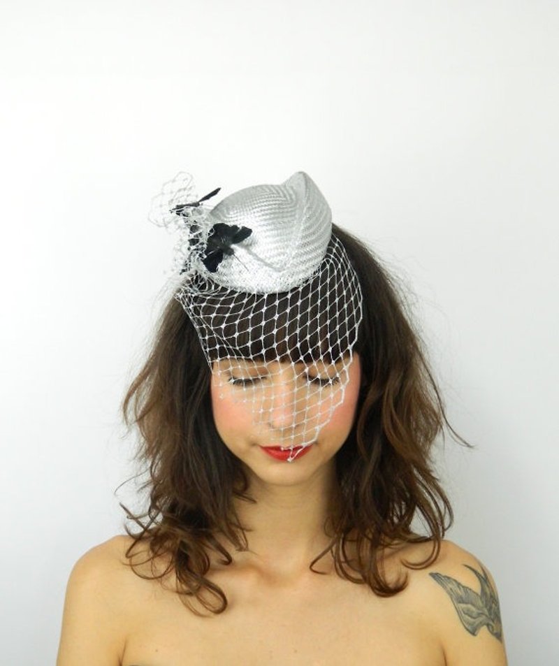Hat Fascinator Headpiece Pillbox with Feathered Butterflies and Cascading Veil - 帽子 - 其他材質 銀色