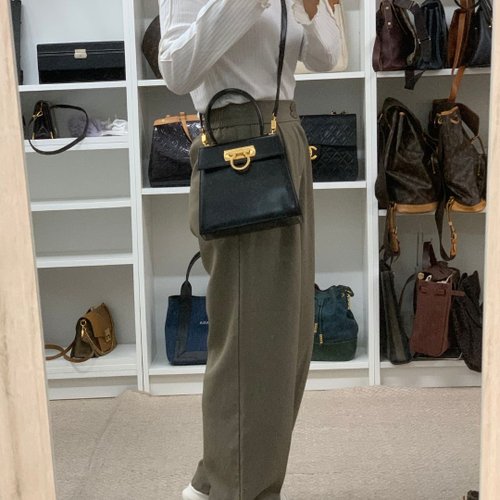 直営店☆Ferragamo☆オシャレ度UP♪GANCINI レザー ハンドバッグ 関税込☆Salvatore Ferragamo☆ガンチーニトップハンドル バッグ