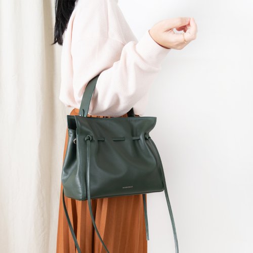Marroque Marroque Wendy drawstring leather crossbody bag in Green