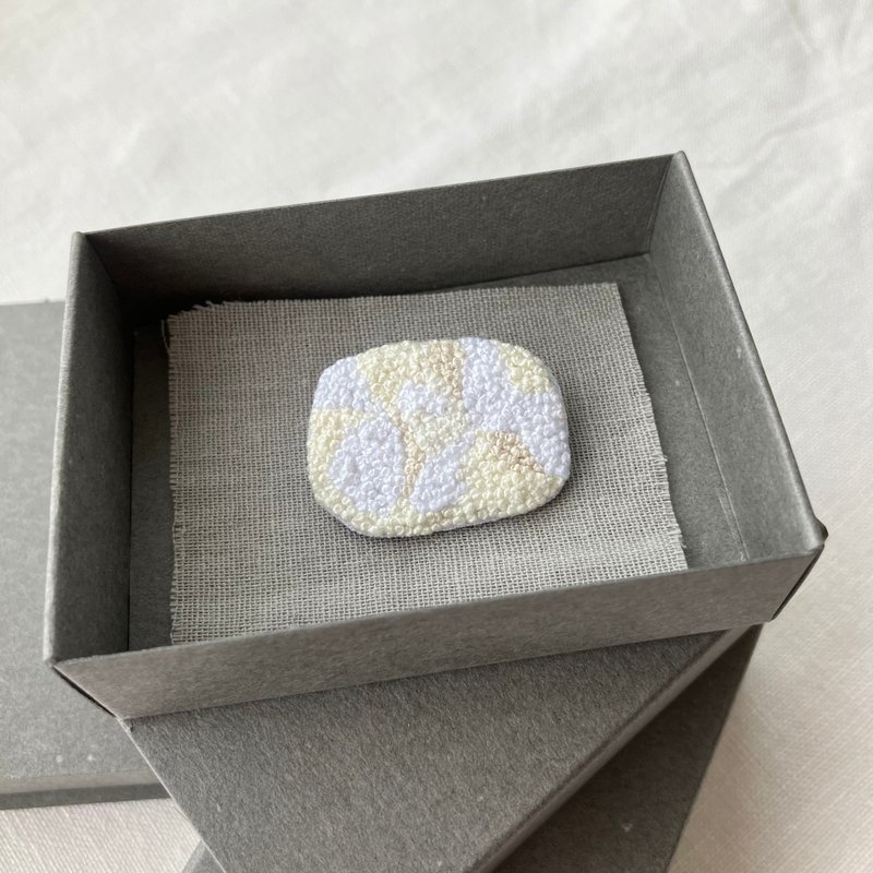 Brooch/手刺繍/2024白006/ 箱入 1点もの/ - 胸針 - 棉．麻 白色
