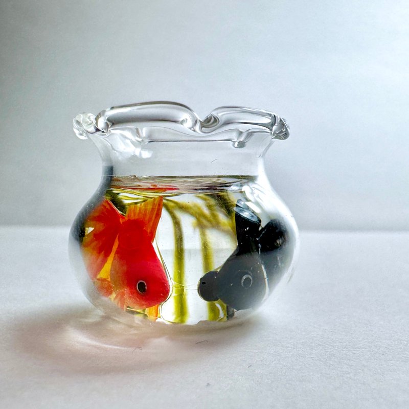 Made to order: Goldfish swimming in a glass goldfish bowl - ของวางตกแต่ง - เรซิน 