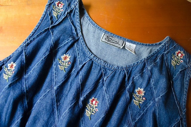 菱格小花園.深藍植物刺繡牛仔長洋裝附綁帶 #Vintage #古著 #莞洱 - 連身裙 - 棉．麻 