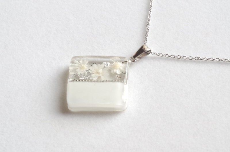 Resin art bicolor flower pendant white - สร้อยคอ - วัสดุอื่นๆ ขาว