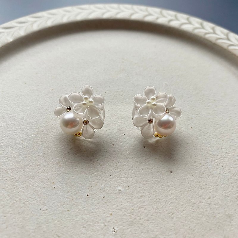あこや真珠とつまみ細工のお花のイヤーアクセサリー - ピアス・イヤリング - 真珠 ホワイト