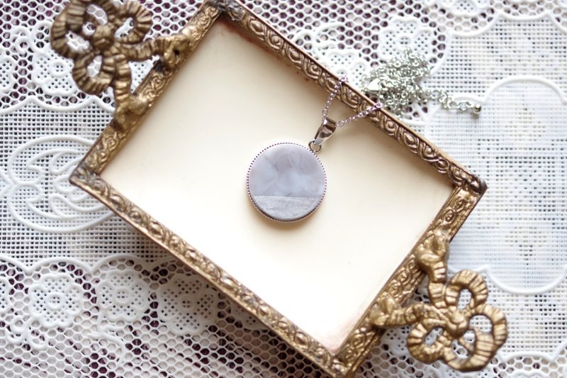 樹脂藝術 方形吊墜・夜色深處 - 項鍊 - 樹脂 灰色