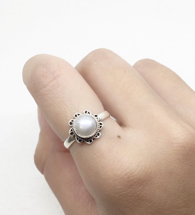 珍珠925純銀異國設計戒指 尼泊爾手工鑲嵌製作(款式1) - 戒指 - 寶石 銀色