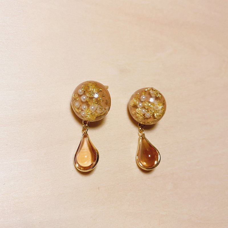 Vintage milk tea color pearl gold foil ball edging water drop earrings - Earrings & Clip-ons - Resin Khaki