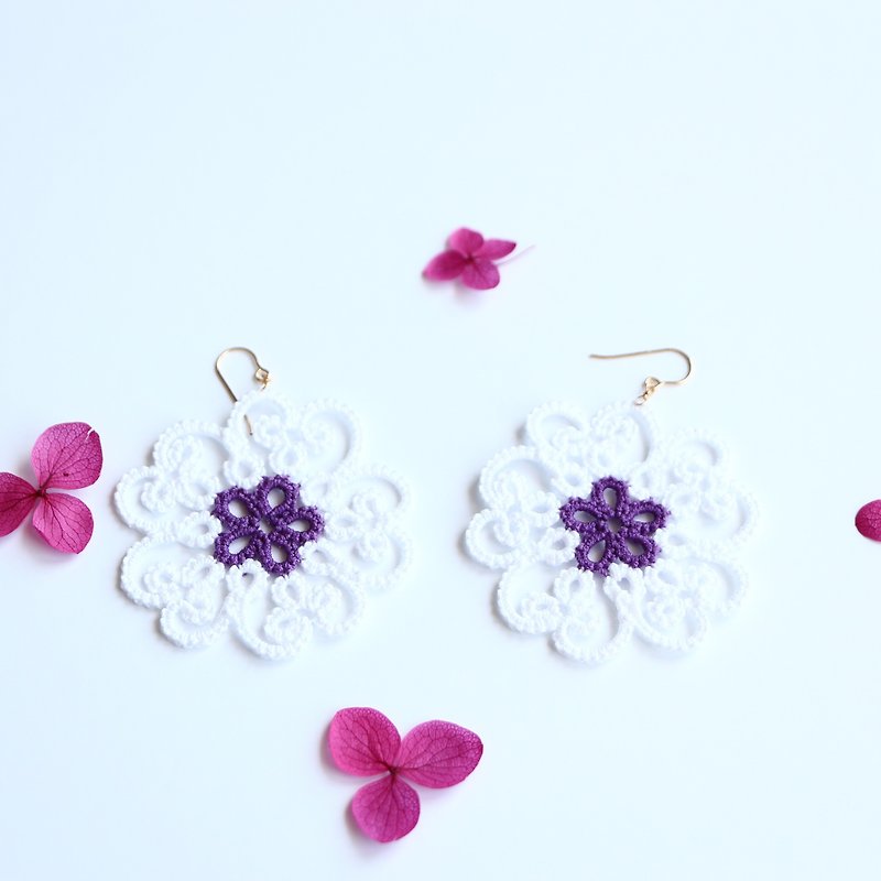 Tatting lace flower pierced earrings-white-14kgf - 耳環/耳夾 - 棉．麻 白色
