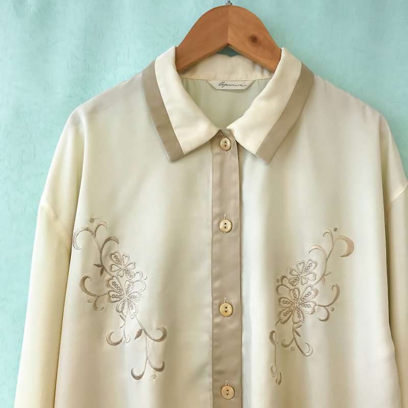 Top / Ivory Long-sleeves Embroidery Blouse - Women's Shirts - Polyester White