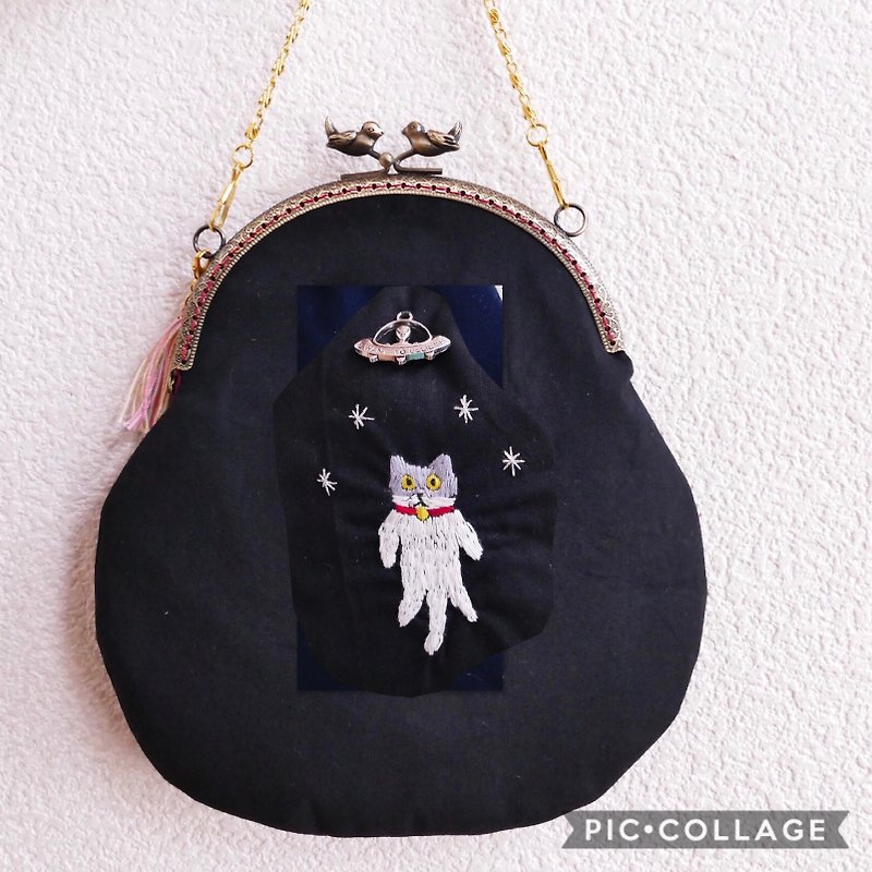 【YiyiLu Mr. Order】 Embroidery shoulder Gray cat going to UFO - กระเป๋าแมสเซนเจอร์ - ผ้าฝ้าย/ผ้าลินิน สีดำ