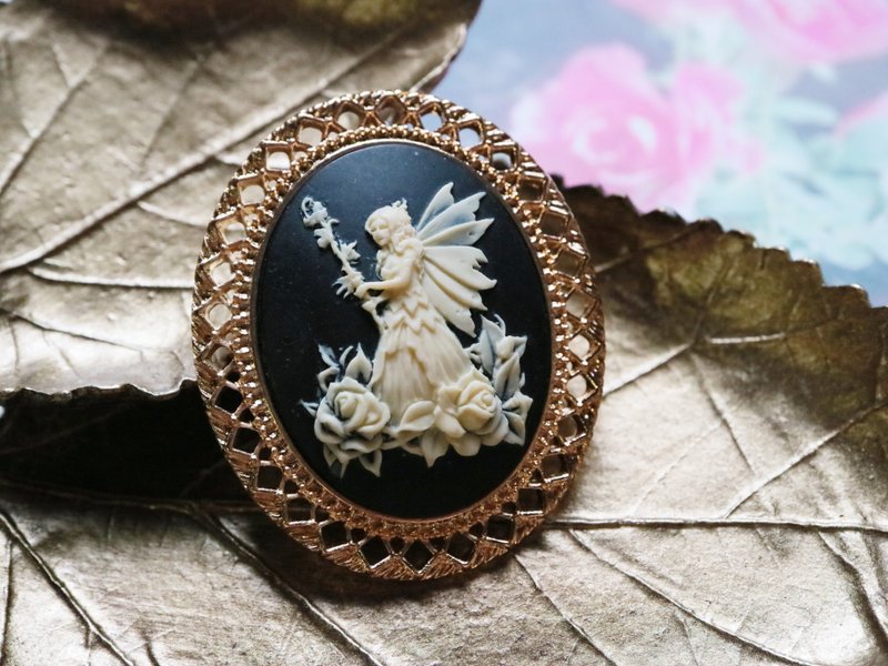 カメオのブローチネックレス 花の杖を手にした妖精 ブラック　繊細 フェアリー 妖精画 ファンタジー 幻想 女性 女の子 人物 少女 蝶 薔薇 バラ ローズ 花 - 胸針 - 其他材質 黑色
