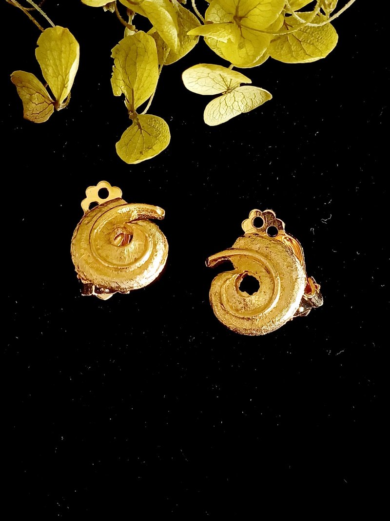 vintage jewelry  氣質小金色羽毛捲 夾式耳環 - 耳環/耳夾/耳骨夾 - 其他金屬 
