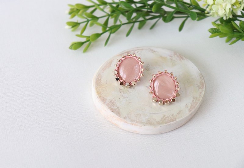 Thread and bead art earrings     Ash pink - ต่างหู - อะคริลิค สึชมพู