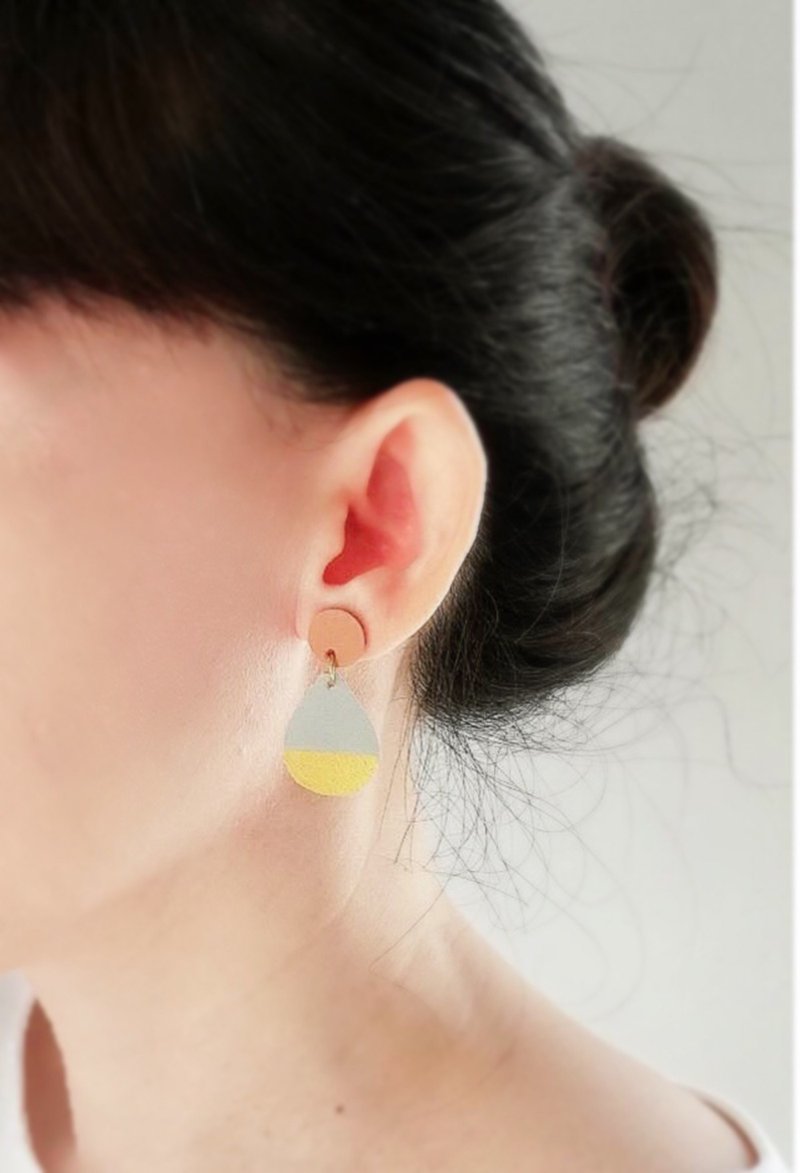 Handmade leather earring blue brown and gold - 耳環/耳夾/耳骨夾 - 真皮 藍色