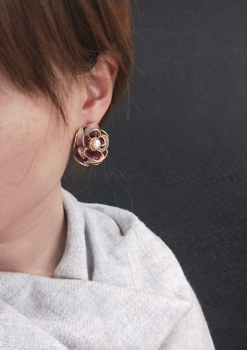 earring. Flower wedding series. Red wine ball pearl hand dyed resin ear clip ear clip earrings - ต่างหู - เรซิน สีแดง