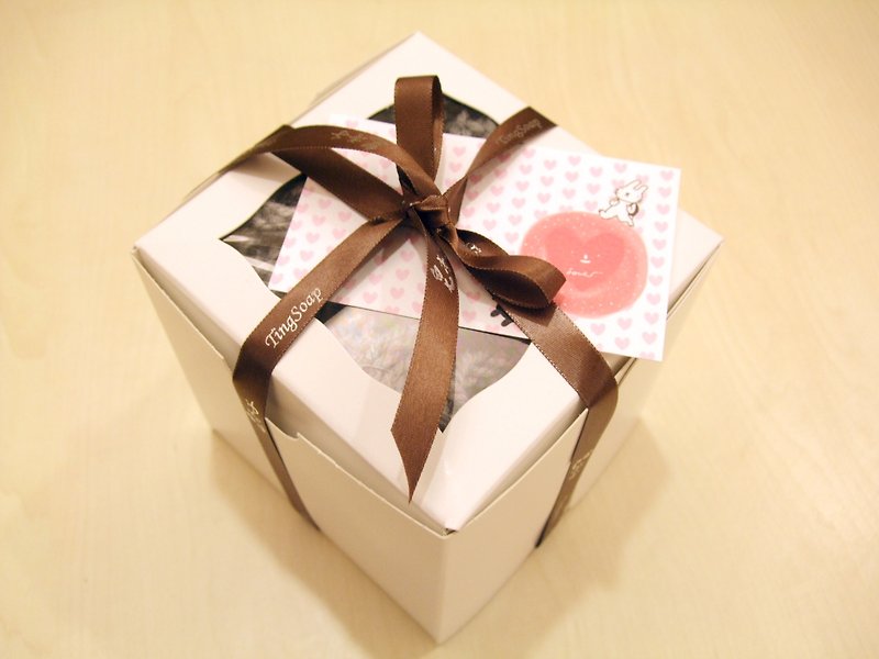 Plus purchase of hat gift box - Other - Paper White