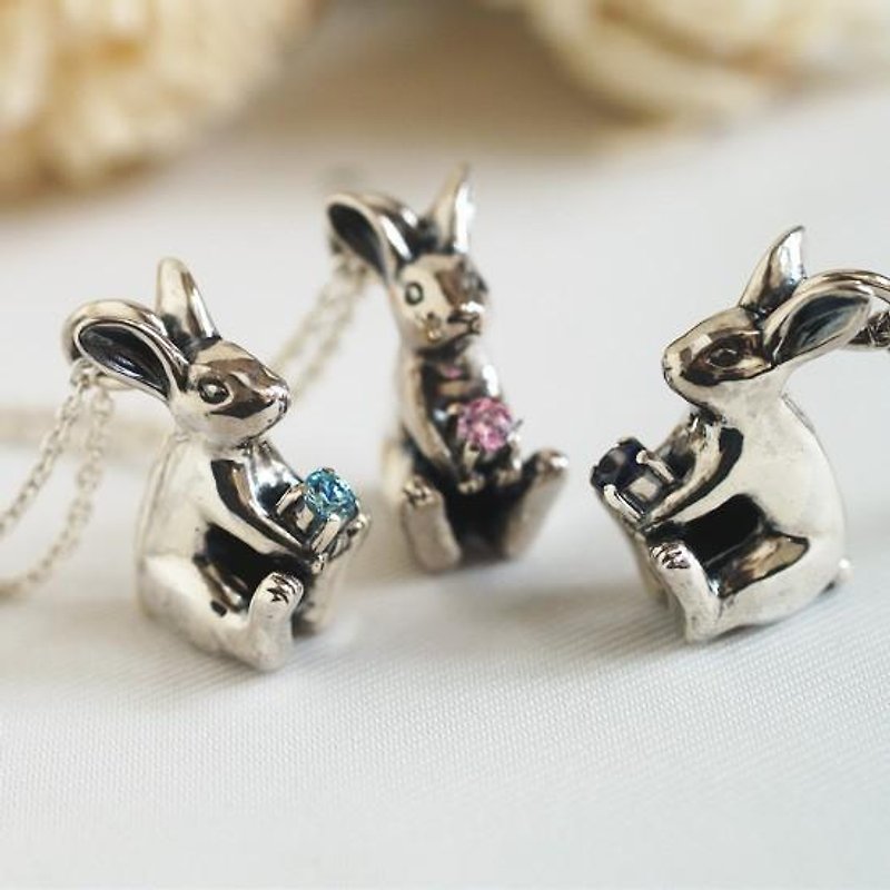 Rabbit pendant with a bouquet - สร้อยคอ - โลหะ สีเงิน