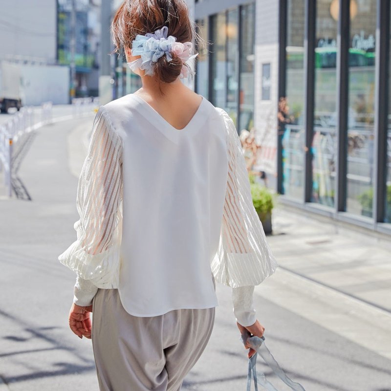 たっぷりレースのそでが印象的な後ろ姿美人ブラウス | ホワイト - 女襯衫 - 其他材質 白色