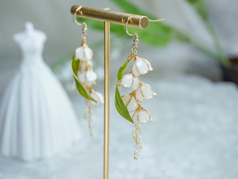 [Ready stock] [White lily of the valley] Handmade original earrings Bronze resin crystal flower bridal gift - ต่างหู - เรซิน ขาว