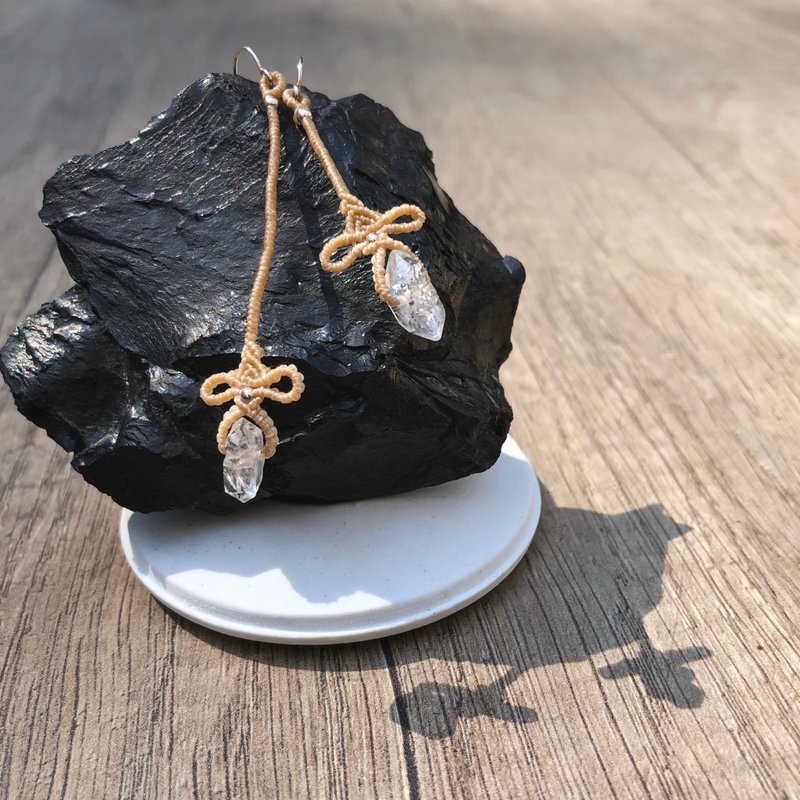 閃靈鑽蝴蝶結耳飾 淺棕色 Herkimer Diamond Tiny Bow Earrings - 耳環/耳夾/耳骨夾 - 水晶 卡其色