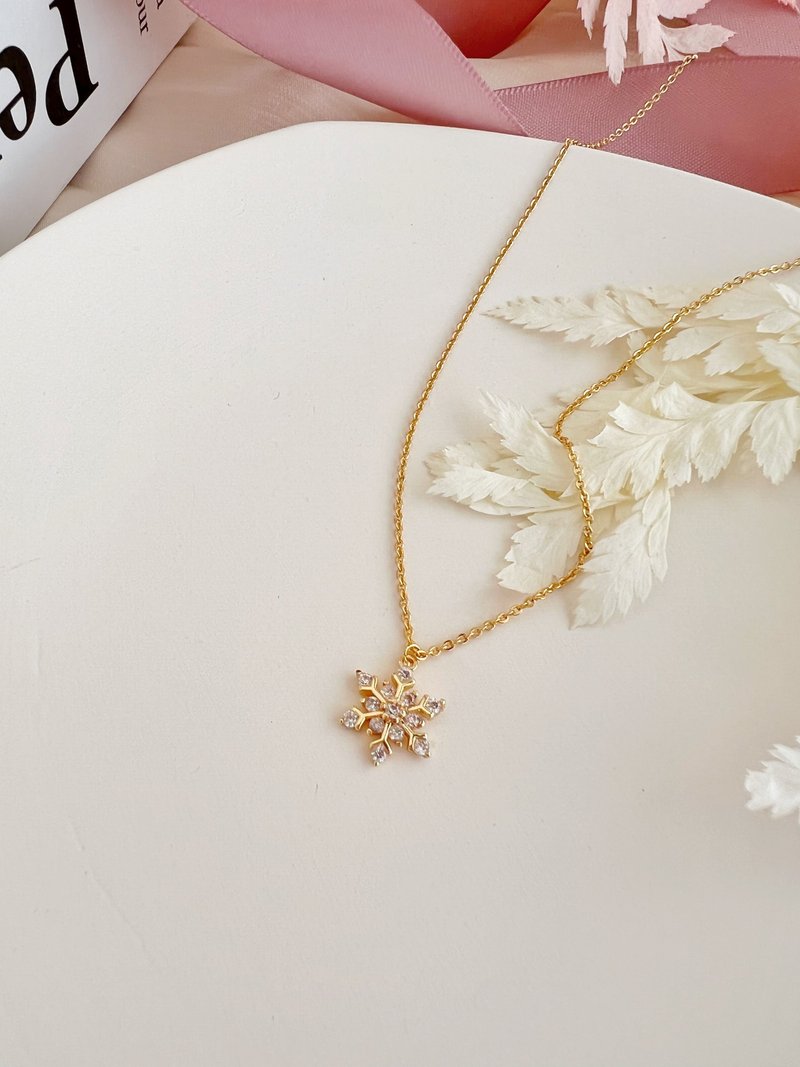 【Delicate Gift Box】Ice Crystal Zircon Necklace 18KGF-Ice Crystal #snowflake - Necklaces - Other Metals Gold