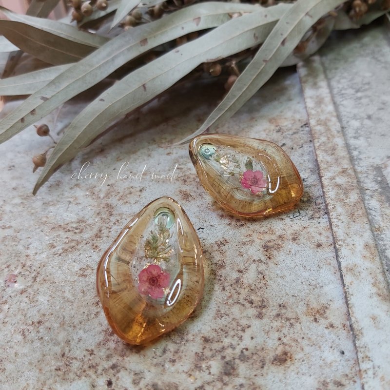 Mu Mu I Handmade Earrings Resin Dry Flower UV Glue Clip-On Ear Pin Ear Hook 14K Gold Wrap - ต่างหู - เรซิน สีนำ้ตาล