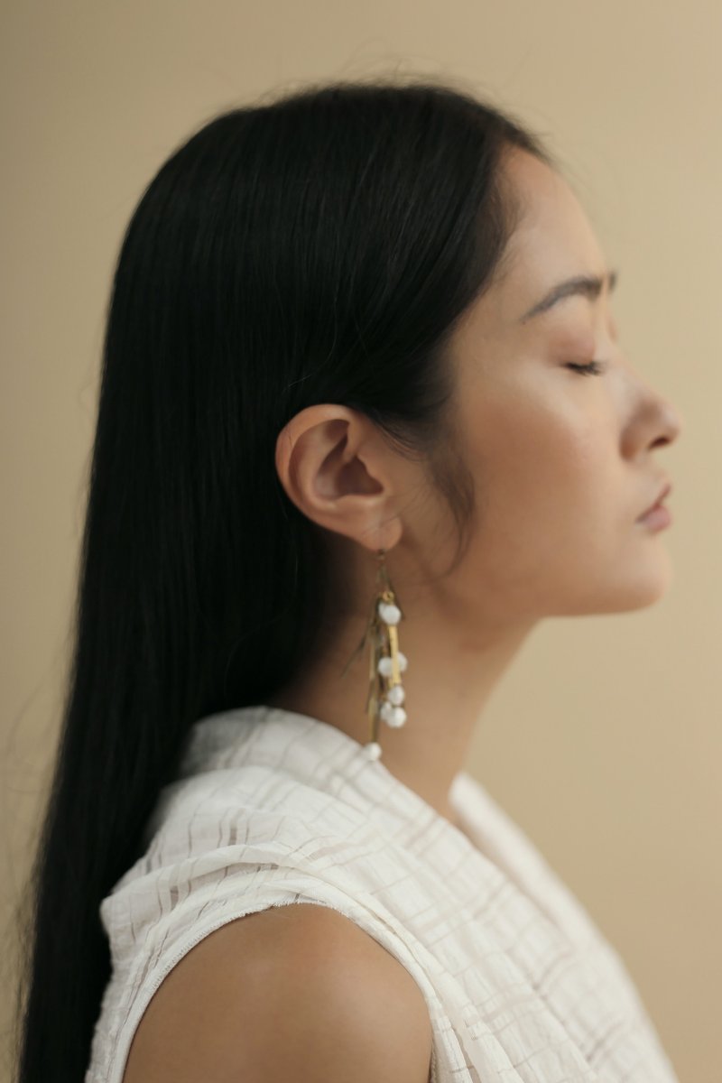 Pyrotechnic explosion pattern Stone white yellow Bronze earrings - Earrings & Clip-ons - Other Metals White