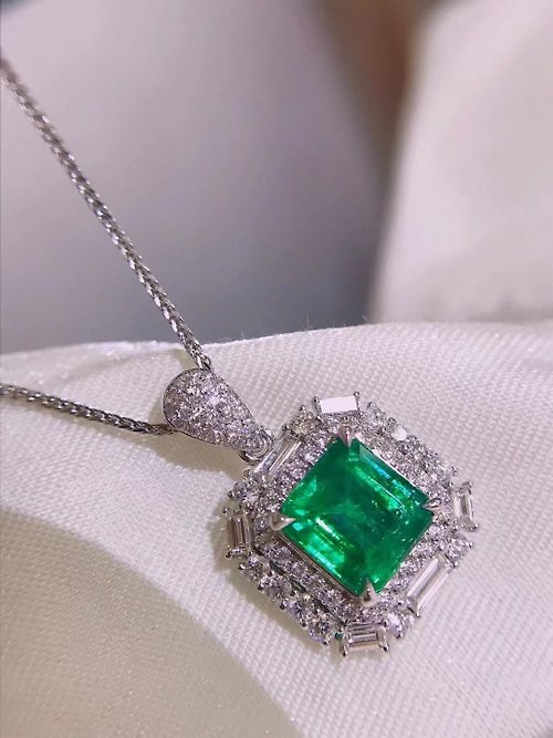 台北奧斯珠寶｜客製莫桑石、莫桑鑽、GIA鑽石、彩色寶石 奧斯珠寶 祖母綠吊墜1.3克拉