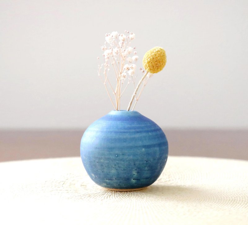 A plump and round vase with azure glaze - เซรามิก - ดินเผา สีน้ำเงิน