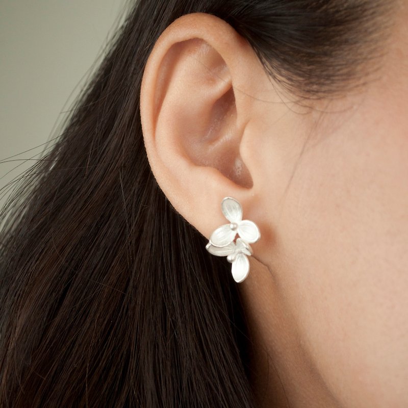 I-Shan13 Three Heart Orchid Petal Earrings - ต่างหู - เงินแท้ สีเงิน