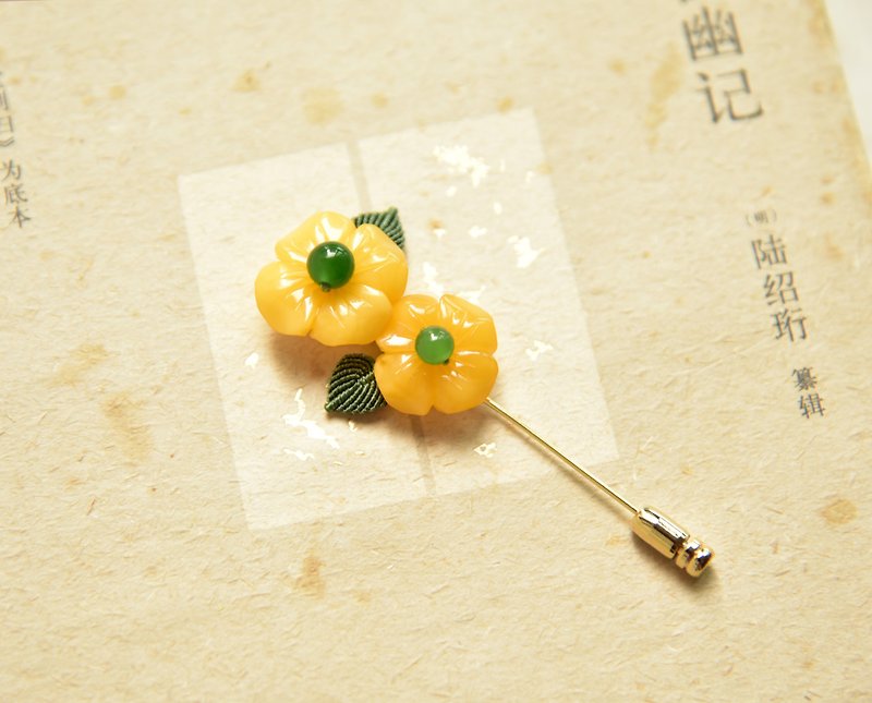 [Wake up] Amber natural amber Wax flowers and field jade brooch corsage - เข็มกลัด - เครื่องเพชรพลอย สีเหลือง