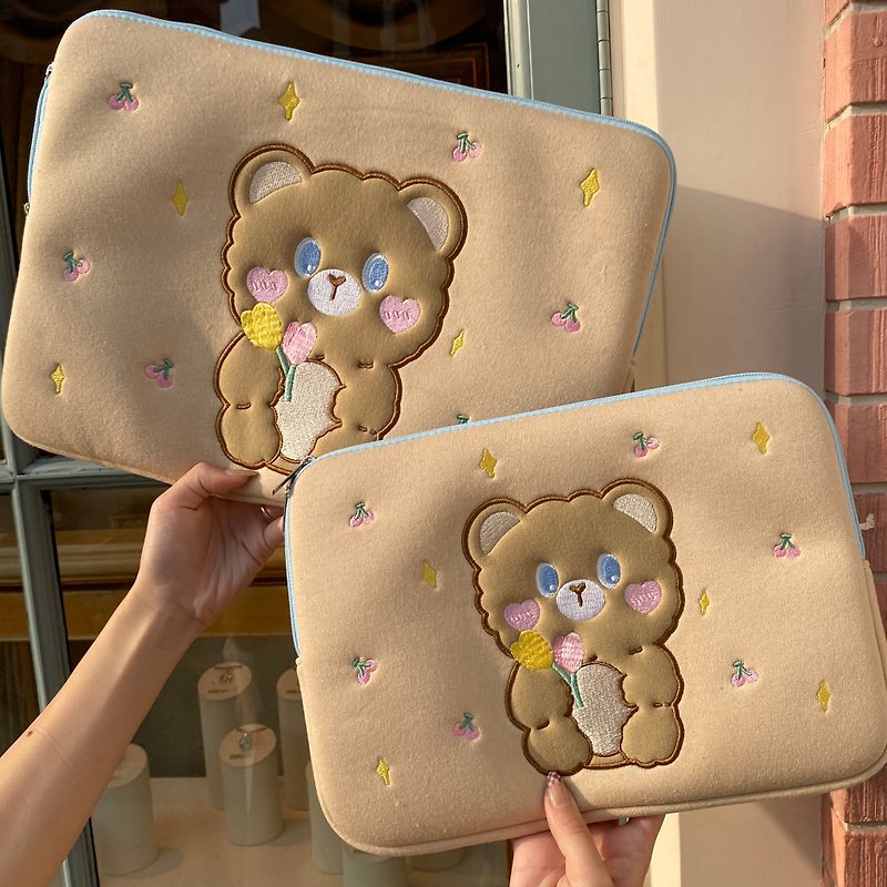 On sale] Hong Kong original design Khaki Koubbi bear laptop case computer bag tablet storage - Laptop Bags - Other Materials 