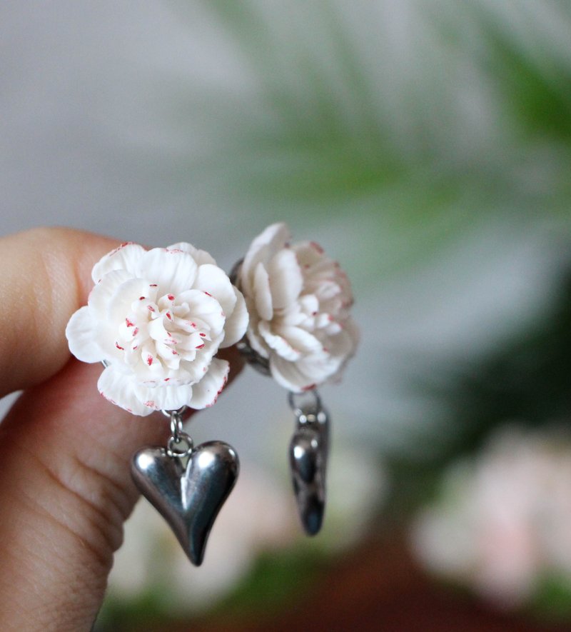 Peony Stud Earrings Earrings with flowers - 耳環/耳夾/耳骨夾 - 黏土 白色