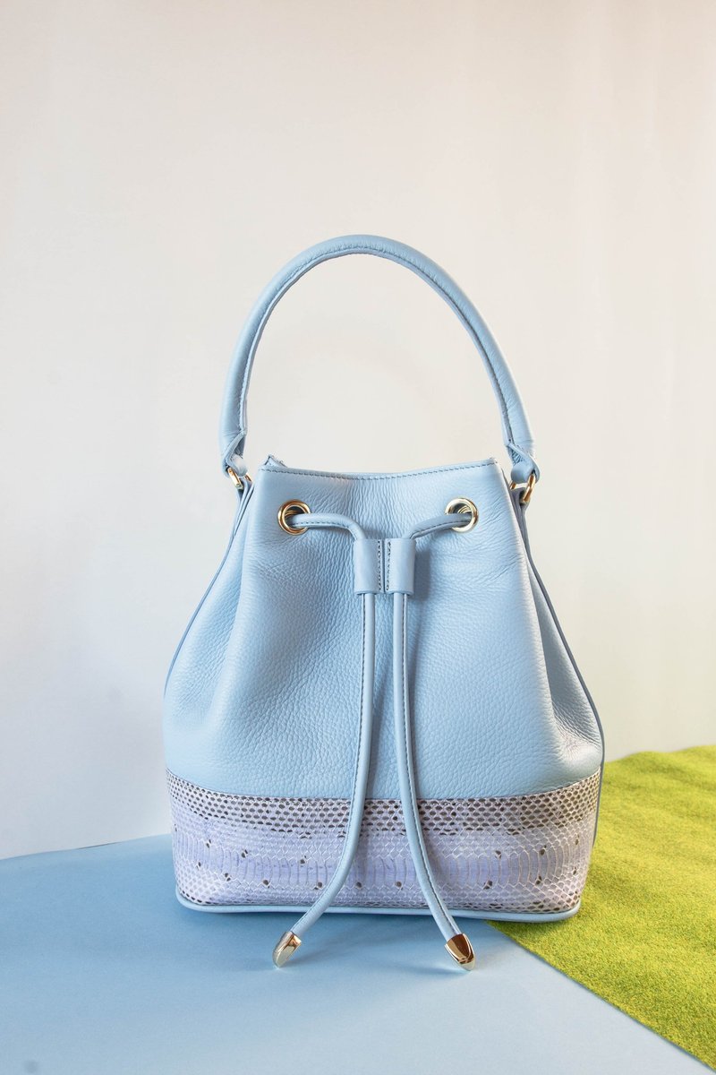 LILY BUCKET BAG IN SERENITY - กระเป๋าถือ - หนังแท้ สีน้ำเงิน