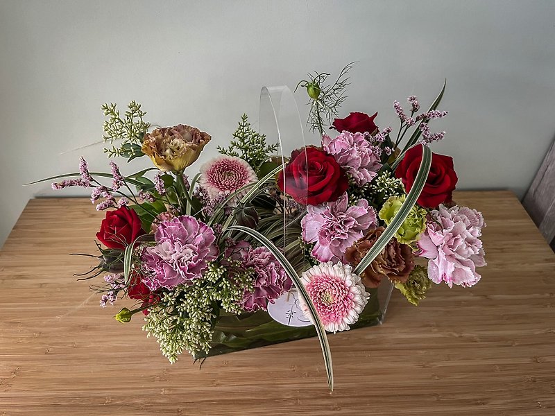 母の日にぴったりの鉢植えの花とバスケットのフラワーギフト - ドライフラワー・ブーケ - 寄せ植え・花 多色