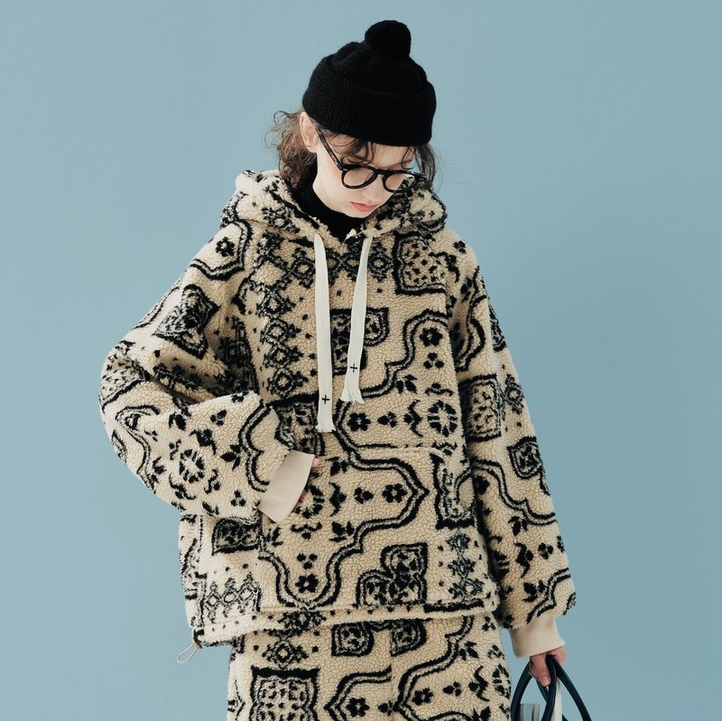 Classic printed sherpa winter hat T/T-shrit - เสื้อฮู้ด - วัสดุอื่นๆ สีกากี