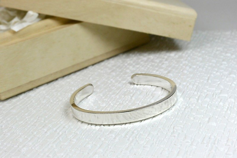 Handmade - minimalism (no typing paragraph) - Silver plain C type bracelet can be customized) - สร้อยข้อมือ - โลหะ สีเงิน